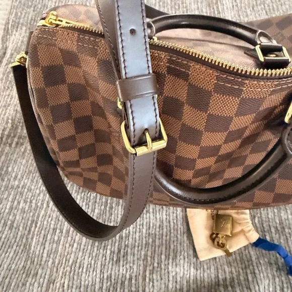 Speedy Bandoulière 30

Damier Ebene Handbag Louis Vuitton ® - Picture 4 of 10
